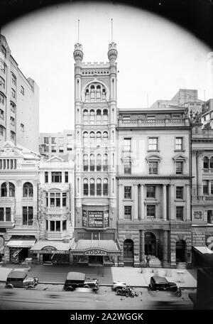 Negativo di vetro, Edificio Esterno, George Street, Sydney, circa 1930, in bianco e nero pieno di vetro della piastra negativa di Kodak Australasia Pty Ltd edificio su George Street St, Sydney, Nuovo Galles del Sud, circa 1930s. Questo obliquo di street view mostra vicino ad alta sorge, automobili parcheggiate lungo la strada e la sfocatura di movimento le automobili e le persone che non sono abbastanza catturato nelle esposizioni più lunghe. raccolta di materiali promozionali Foto Stock