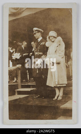 Fotografia - Kodak, Duca e Duchessa di York, circa 1927, fotografia in bianco e nero di il Duca e la duchessa di York (più tardi Re Giorgio VI e la Regina Elisabetta) che hanno visitato l'Australia in 1927 in cui essi hanno partecipato all'apertura del Parlamento a Canberra. Questa fotografia è parte del patrimonio Kodak raccolta di materiali promozionali, fotografie e vita lavorativa degli artefatti quando il Melbourne Foto Stock