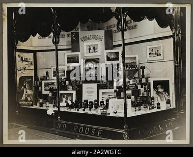 Fotografia - Kodak, Shopfront Display, "un miracolo moderno, Kodachrome Film colore', circa 1934-1936, Shopfront visualizzazione di 'un miracolo moderno, Kodachrome Film Colore' mostra le telecamere, fotografie, accessori fotografici e attrezzature. Uno dei cinquanta-sei fotografie in un album che ritrae Kodak Australasia Pty Ltd shop finestra anteriore visualizza dal mid-1930s. Windows generalmente prodotto in vetrina promozioni per film o telecamere, così come le mostre fotografiche per attirare la folla per il negozio Foto Stock