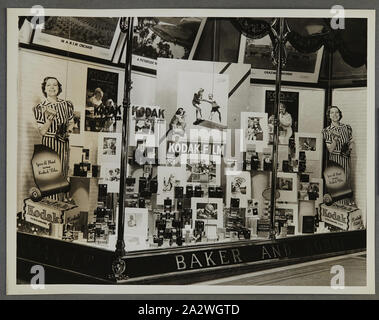 Fotografia - Kodak, Shopfront Display, "qualsiasi fotocamera è una fotocamera migliore caricata con pellicola Kodak', circa 1934-1936, display Shopfront 'qualsiasi fotocamera è una fotocamera migliore caricata con pellicola Kodak' mostra le telecamere, fotografie, accessori fotografici e attrezzature. Uno dei cinquanta-sei fotografie in un album che ritrae Kodak Australasia Pty Ltd shop finestra anteriore visualizza dal mid-1930s. Windows generalmente prodotto in vetrina promozioni per film o telecamere, così come le mostre fotografiche per attirare la folla a Foto Stock