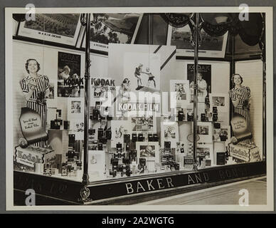 Fotografia - Kodak, Shopfront Display, "qualsiasi fotocamera è una fotocamera migliore caricata con pellicola Kodak', circa 1934-1936, display Shopfront 'qualsiasi fotocamera è una fotocamera migliore caricata con pellicola Kodak' mostra le telecamere, fotografie, accessori fotografici e attrezzature. Uno dei cinquanta-sei fotografie in un album che ritrae Kodak Australasia Pty Ltd shop finestra anteriore visualizza dal mid-1930s. Windows generalmente prodotto in vetrina promozioni per film o telecamere, così come le mostre fotografiche per attirare la folla a Foto Stock