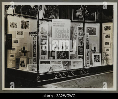 Fotografia - Kodak, Shopfront Display, 'appena che cosa state aspettando', circa 1934-1936, display Shopfront 'appena che cosa state aspettando' mostra le telecamere, fotografie, accessori fotografici e attrezzature. Uno dei cinquanta-sei fotografie in un album che ritrae Kodak Australasia Pty Ltd shop finestra anteriore visualizza dal mid-1930s. Windows generalmente prodotto in vetrina promozioni per film o telecamere, così come le mostre fotografiche per attirare la folla al negozio. Manifestazioni Foto Stock