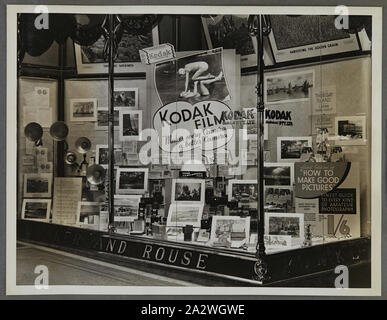 Fotografia - Kodak, Shopfront Display, "pellicola Kodak rende ogni telecamera una fotocamera migliore", circa 1934-1936, display Shopfront "pellicola Kodak rende ogni telecamera una fotocamera migliore" che mostra le telecamere, fotografie, accessori fotografici e attrezzature. Uno dei cinquanta-sei fotografie in un album che ritrae Kodak Australasia Pty Ltd shop finestra anteriore visualizza dal mid-1930s. Windows generalmente prodotto in vetrina promozioni per film o telecamere, così come le mostre fotografiche per attirare la folla per il negozio Foto Stock