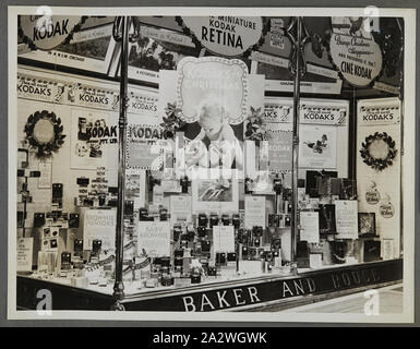 Fotografia - Kodak, Shopfront Display, 'Kodaks per Natale', circa 1934-1936, display Shopfront 'Kodaks per Natale" che mostra le telecamere, fotografie, accessori fotografici e attrezzature. Uno dei cinquanta-sei fotografie in un album che ritrae Kodak Australasia Pty Ltd shop finestra anteriore visualizza dal mid-1930s. Windows generalmente prodotto in vetrina promozioni per film o telecamere, così come le mostre fotografiche per attirare la folla al negozio. Mostre featured mt Foto Stock