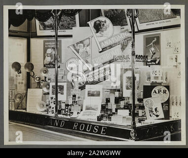 Fotografia - Kodak, Shopfront Display, 'Panatomic, il film di grano Ultra-Fine', circa 1934-1936, display Shopfront 'Panatomic, il film di grano Ultra-Fine' mostra le telecamere, fotografie, accessori fotografici e attrezzature. Uno dei cinquanta-sei fotografie in un album che ritrae Kodak Australasia Pty Ltd shop finestra anteriore visualizza dal mid-1930s. Windows generalmente prodotto in vetrina promozioni per film o telecamere, così come le mostre fotografiche per attirare la folla per il negozio Foto Stock