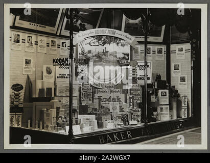 Fotografia - Kodak, Shopfront Display, "la fabbrica dove le pellicole Kodak è realizzato in Australia", circa 1934-1936, Shopfront visualizzare "la fabbrica dove le pellicole Kodak è realizzato in Australia " mostra le telecamere, fotografie, accessori fotografici e attrezzature. Uno dei cinquanta-sei fotografie in un album che ritrae Kodak Australasia Pty Ltd shop finestra anteriore visualizza dal mid-1930s. Windows generalmente prodotto in vetrina promozioni per film o telecamere, così come le mostre fotografiche per attirare la folla per il negozio Foto Stock