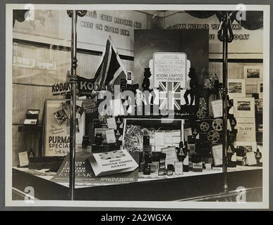 Fotografia - Kodak, Shopfront Display, 'attraverso il blocco contatore', circa 1934-1936, Shopfront visualizzazione di 'attraverso il blocco contatore' mostra le telecamere, fotografie, accessori fotografici e attrezzature. Uno dei cinquanta-sei fotografie in un album che ritrae Kodak Australasia Pty Ltd shop finestra anteriore visualizza dal mid-1930s. Windows generalmente prodotto in vetrina promozioni per film o telecamere, così come le mostre fotografiche per attirare la folla al negozio. Manifestazioni Foto Stock