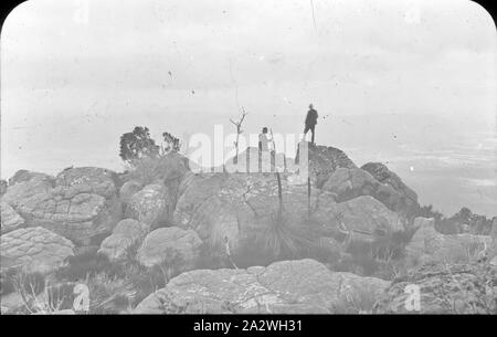 Lantern Slide - Mt Redman, Grampians, Victoria, data sconosciuta, immagine in bianco e nero presa sulla cima di Mt Redman nel Grampians di Victoria, fotografata da A.J. Campbell. I due colleghi non sono stati ancora identificati. Uno dei tanti formante la A.J. Campbell raccolta conservata dal Museo Victoria Foto Stock