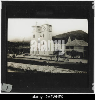 Lantern Slide - Cattedrale Cattolica & presbiterio, Apia, Samoa, circa trenta lantern slide raffigurante la cattedrale cattolica (chiesa) e il presbiterio di Apia, Samoa. Parte di una collezione di 55 photographic lantern slide travel immagini prese nelle isole del Pacifico, probabilmente verso la fine degli anni trenta. La slitta è preceduto dal numero " 1 Foto Stock