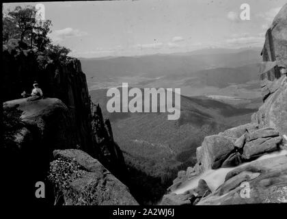 Lantern Slide - Mt Feathertop, Victoria, data sconosciuta, immagine in bianco e nero di neve sul Mt Feathertop e la splendida vista dal monte, fotografata da A.J. Campbell. Questo è uno dei molti lanterna in vetro le diapositive che formano la A.J. Campbell Collezione detenute da musei Victoria Foto Stock