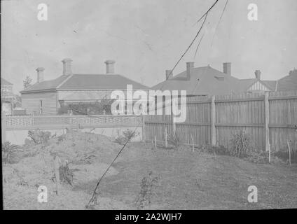 Lantern Slide - giardino suburbano, Australia, data sconosciuta, immagine in bianco e nero di un giardino suburbano nella sua fase iniziale di sviluppo, fotografata da A.J. Campbell Foto Stock