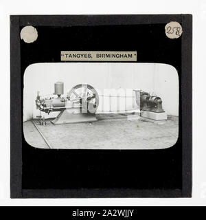 Lantern Slide - Tangyes Ltd, AA Tipo olio motore e ventola, circa 1910, uno dei 239 glass lantern slide raffiguranti i prodotti fabbricati da Tangyes ingegneri limitato di Birmingham, Inghilterra. Le immagini includono vari prodotti come motori, pompe centrifughe, pompe idrauliche, produttori di gas, materiali testing machines, presse, macchine utensili, martinetti idraulici ecc. Tangyes era una società che operava da 1857 a 1957. Esse hanno prodotto una grande varietà di ingegneria Foto Stock