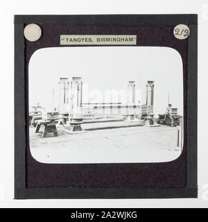 Lantern Slide - Tangyes Ltd, trave il cric di sollevamento, circa 1910, uno dei 239 glass lantern slide raffiguranti i prodotti fabbricati da Tangyes ingegneri limitato di Birmingham, Inghilterra. Le immagini includono vari prodotti come motori, pompe centrifughe, pompe idrauliche, produttori di gas, materiali testing machines, presse, macchine utensili, martinetti idraulici ecc. Tangyes era una società che operava da 1857 a 1957. Esse hanno prodotto una grande varietà di ingegneria Foto Stock