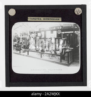 Lantern Slide - Tangyes Ltd, Birmingham stand fieristico, 1886, uno dei 239 glass lantern slide raffiguranti i prodotti fabbricati da Tangyes ingegneri limitato di Birmingham, Inghilterra. Le immagini includono vari prodotti come motori, pompe centrifughe, pompe idrauliche, produttori di gas, materiali testing machines, presse, macchine utensili, martinetti idraulici ecc. Tangyes era una società che operava da 1857 a 1957. Esse hanno prodotto una grande varietà di ingegneria Foto Stock