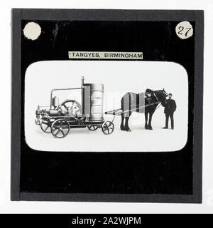 Lantern Slide - Tangyes Ltd, Horsedrawn portatile motore olio, circa 1910, uno dei 239 glass lantern slide raffiguranti i prodotti fabbricati da Tangyes ingegneri limitato di Birmingham, Inghilterra. Le immagini includono vari prodotti come motori, pompe centrifughe, pompe idrauliche, produttori di gas, materiali testing machines, presse, macchine utensili, martinetti idraulici ecc. Tangyes era una società che operava da 1857 a 1957. Esse hanno prodotto una grande varietà di ingegneria Foto Stock