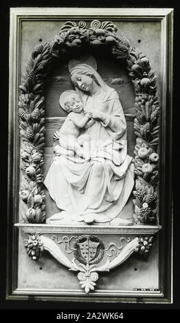 Lantern Slide - "Madonna e Bambino", il Victoria & Albert Museum di Londra, 1909-1930, uno di un insieme di novanta magic lantern slide contenenti immagini di artefatti, opere d'arte, arti decorative, degli interni e degli arredi che sembrano appartenere a vari musei e collezioni gallery nel Regno Unito. Questa diapositiva mostra un rilievo intitolata 'la Vergine e il bambino' da scultore italiano Andrea della Robbia, circa 1487-1488. Questo rilievo è parte della collezione presso il Victoria & Albert Museum Foto Stock