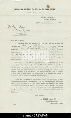 Lettera - Australian forze militari, 3° Distretto Militare Pay Office alla signora Annie Kemp, cessazione di pagare, 14 Nov 1917, lettera di modulo, stampato su carta blu, e compilati a mano. Indirizzata alla signora Annie Kemp, la vedova di Pte Albert Edward Kemp chi era stato ucciso in azione nella guerra mondiale I. La lettera spiega che il "Riparto di pagare' da Albert Kemp avrebbe cessato di esistere il 16 dicembre 1917, a meno di tre mesi dopo la sua morte il 21 settembre nelle trincee del Belgio. La lettera informa il destinatario che " se si Foto Stock