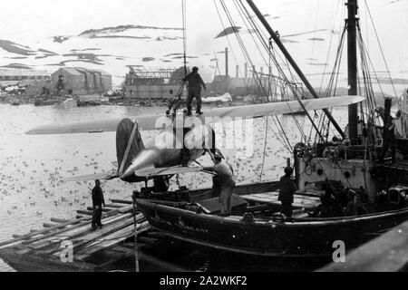 Fotografia - George Rayneri, Lockheed Vega, Antartide, 1928, scarico di un Lockheed Vega aereo dalla nave. Aeroplano è contrassegnato WILKINS HEARST. La nave è il WILLIAM SCORESBY. Probabilmente preso da George Rayneri Foto Stock