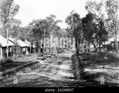 Negativo - Membro Commissione dell'energia elettrica, Yallourn, Victoria, 1920-1930, parte di una grande collezione fotografica di una lastra di vetro e la pellicola di negativi e stampe fotografiche e album fotografici, relative allo sviluppo della alimentazione elettrica industria in Victoria, azionato dal membro della Commissione di elettricità di Victoria (SECV) dal 1919 al 1993 e vari predecessore privati e comunali di alimentazione imprese risalente alla fine del 1880 Foto Stock