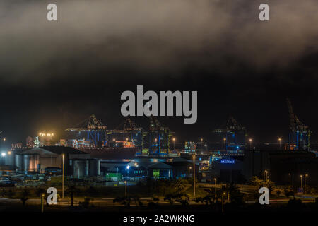 Una tempesta rulli anteriori attraverso il South African Atlantic porto della città di Cape Town Foto Stock
