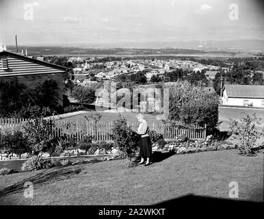 Negativo - Membro Commissione dell'energia elettrica, Yallourn, Victoria, 1930-1940, parte di una grande collezione fotografica di una lastra di vetro e la pellicola di negativi e stampe fotografiche e album fotografici, relative allo sviluppo della alimentazione elettrica industria in Victoria, azionato dal membro della Commissione di elettricità di Victoria (SECV) dal 1919 al 1993 e vari predecessore privati e comunali di alimentazione imprese risalente alla fine del 1880 Foto Stock