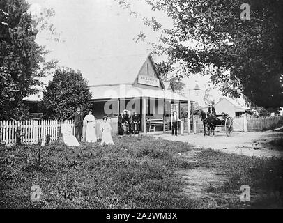 Negativo - Titolare & famiglia al di fuori Molesworth Hotel & Store, Molesworth, Victoria, 1905, titolare e membri della famiglia al di fuori il Molesworth Hotel e Store. Vi è un cavallo e un carrello con il conducente in piedi sotto una grande lampada di kerosene sospesi da un posto accanto al cavallo-rampa di aggancio. Tre donne in abiti e un uomo in tuta sono in appoggio prima della Picket Fence che circonda l'albergo. Ci sono grandi alberi dietro il recinto Foto Stock