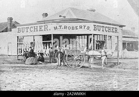 Negativo - Cavallo & Carrello fuori H.T. Roberts macelleria, Ballarat, Victoria, circa 1870, H.T.Roberts, macellaio con carcasse appeso al di fuori del negozio. Vi è un cavallo e il carrello nella parte anteriore del negozio. Vi è una macinazione lavora sulla sinistra. Ci sono anche donne e bambini in piedi nella parte anteriore del negozio, una donna che indossa un vestito con una confusione Foto Stock