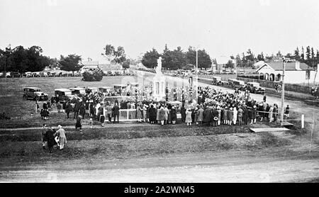 Negativo - scoprimento di una lapide a soldati della Prima Guerra Mondiale, Dunkeld, Victoria, 1928, svelando un memoriale per i soldati della Prima Guerra Mondiale Foto Stock