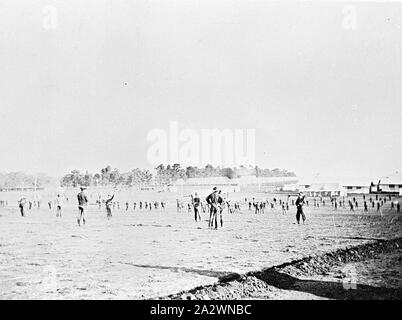 Negativo - i soldati di perforazione, Esercito Broadmeadows Camp, Victoria, la guerra mondiale I, 1916 soldati dell'Esercito Australiano Service Corps la perforazione a esercito Broadmeadows Camp, 1916 Foto Stock