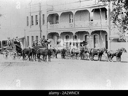 Negativo - Persone a cavallo e veicoli al di fuori di un hotel, Bairnsdale, Victoria, circa 1908, un numero di persone a cavallo il veicoli al di fuori di un hotel Foto Stock