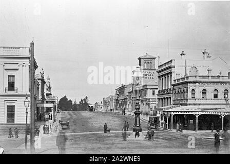 Negativo - Lydiard Street, Ballarat, Victoria, circa 1880, Lydiard Street, Ballarat con Craig's Royal Hotel e il Club Hotel in background e la Union Bank of Australia sulla sinistra. Vi è un gioielliere del negozio sulla destra e un gas luce nel cuore dell'intersezione Foto Stock