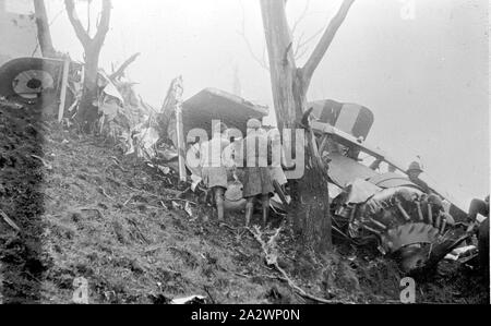 Negativo - Ballarat District, Victoria, pre 1940, un gruppo di persone di ispezionare il relitto del RAAF biplano A5-4 che si è schiantato sul Mt Buninyong il 12 Dic 1939. Sembra esserci una fitta nebbia. Il velivolo ha atterrato rivolto verso il basso su una pendenza ripida con la destra (porto) ala laterale infranto contro di tronchi di alberi. Il velivolo è stato un Westland Wapiti Mk.IA consegnati alla Royal Australian Airforce il 29 marzo 1929. La cellula è stato poi recuperato Foto Stock