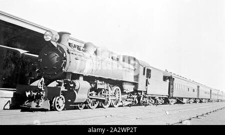 Negativo - Kalgoorlie, Western Australia, 1935, il motore a vapore della Perth-Kalgoorlie express a Kalgoorlie stazione ferroviaria Foto Stock