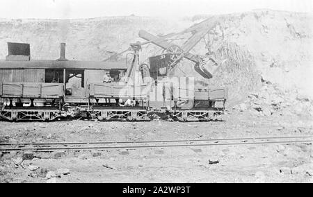 Negativo - Albury, Nuovo Galles del Sud, 1924, la Hume Weir in costruzione. Vi è una pala di alimentazione di riempimento carrelli ferroviari Foto Stock