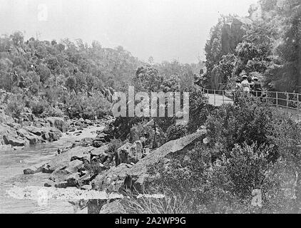 Negativo - Cataract Gorge, Launceston, Tasmania, circa 1900, il percorso accanto alla Cataract Gorge. Il South Esk a sinistra Foto Stock