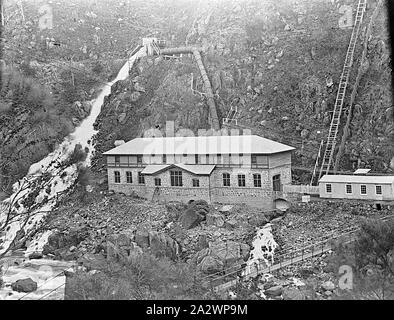 Negativo - Cataract Gorge, Launceston, Tasmania, circa 1900, l anatra raggiungere idro-elettrica stazione di generazione nel secondo bacino del Cataract Gorge vicino al Launceston. Ci sono dei passaggi fino la scogliera sulla destra e un ponte di sospensione in primo piano. Flume e condotta forzata sono al di sopra della stazione. Questo è stato il primo idro-stazione elettrica nel mondo utilizzata per fornire potenza per una città e azionata per la prima volta nel 1895. Nel 1929, la stazione è stata in gran parte distrutta Foto Stock