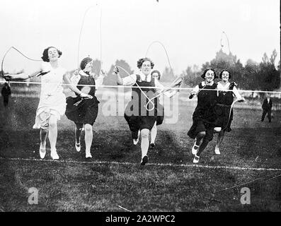 Negativo - Ballarat District (?), Victoria, circa 1930, sei ragazze, cinque in uniforme scolastica, finitura di una gara di salto Foto Stock