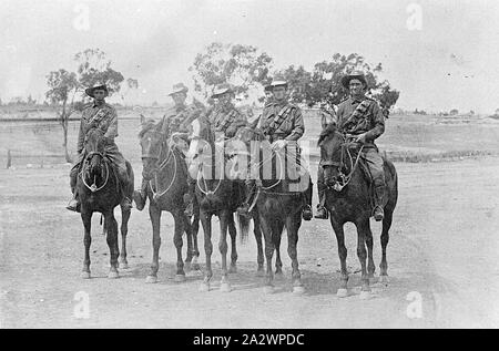 Negativo - Ballarat District, Victoria, circa 1920, Cinque soldati della luce Brigata di cavallo a cavallo Foto Stock