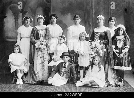 Negativo - Ballarat District, Victoria, pre 1919, un gruppo di donne e bambini a un fondo funzione di sollevamento durante la guerra mondiale I. due donne sono vestiti come regine Foto Stock