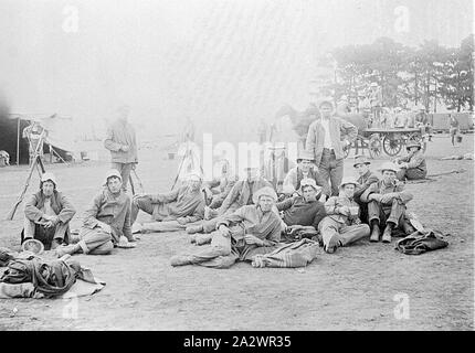 Negativo - di soldati a esercito Broadmeadows Camp, Victoria, la guerra mondiale I, 1915, un gruppo di soldati all'esercito Broadmeadows Camp. Due sono i pezzi di pane infilzata su loro baionette mentre un altro possiede una fisarmonica. I loro fucili sono impilate su entrambi i lati del gruppo Foto Stock