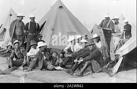 Negativo - soldati rilassarsi di fronte della tenda, Esercito Broadmeadows Camp, Victoria, la guerra mondiale I, 1915, soldati seduti di fronte tende all'esercito Broadmeadows Camp, la maggior parte sono indossando tesa larga white hats Foto Stock