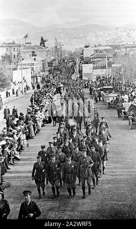 Negativo - Hobart, Tasmania, 1921, una processione. Gli uomini in uniforme militare ma non sembrano essere trasportano i fucili. Questo può essere un giorno di Anzac o il giorno dell'Armistizio processione Foto Stock