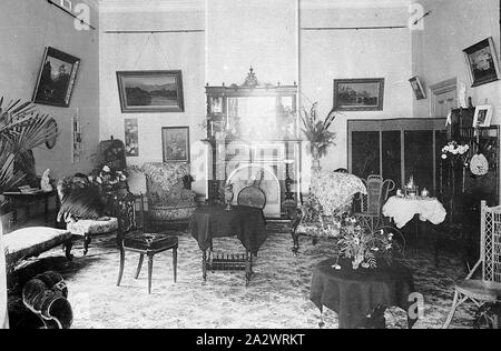 Negativo - Casterton, Victoria, circa 1900, sala da disegno del Dott. Charles Smith. Ci sono i soffietti nel caminetto, una schermata sulla destra e vari tavoli e sedie Foto Stock