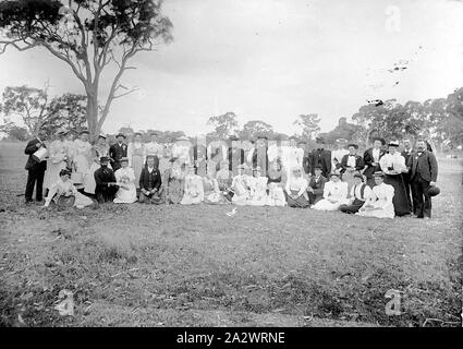 Negativo - Casterton, Victoria, circa 1900, la Chiesa di Cristo Domenica Scuola picnic. L'uomo all'estrema sinistra sembra essere una colata di bere da un annaffiatoio Foto Stock