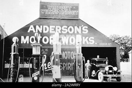 Negativo - Newcastle, Nuovo Galles del Sud, 1926, Anderson's motore opera e alla stazione di servizio. Non vi sono annunci per 'Willys Whippet Knight', 'Shell Motor spirit' e 'pennacchio di benzina" Foto Stock