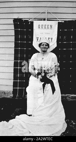 Negativo - regina della Valle il vincitore del concorso, Ensay District, Victoria, circa 1915, il vincitore della regina della Valle della concorrenza Foto Stock