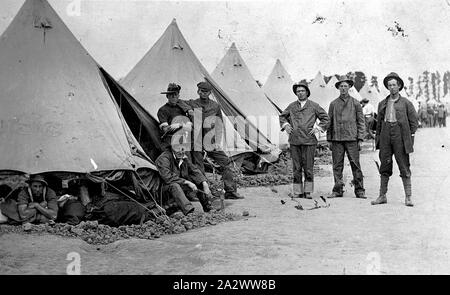 Negativo - soldati rilassarsi di fronte di tende, Esercito Broadmeadows Camp, Victoria, la guerra mondiale I, 1915, un gruppo di soldati di fronte alle loro tende Foto Stock