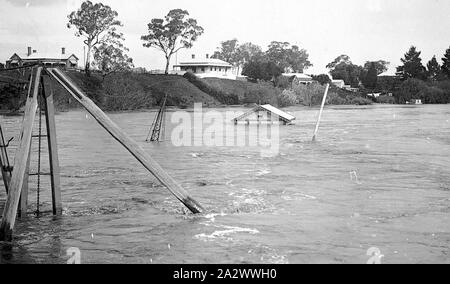 Negativo - Bairnsdale, Victoria, circa 1910, acque alluvionali del fiume Mitchell. Un piccolo edificio è immerso fino alla sua eaves e ci sembra essere una gru sommerso sulla sinistra Foto Stock