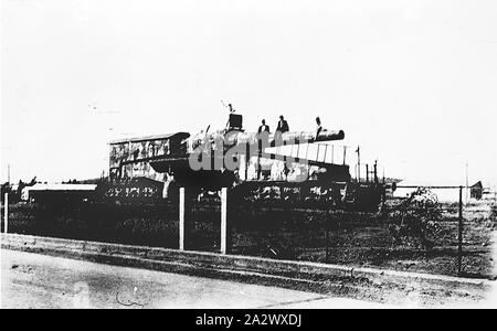 Negativo - Amiens pistola, Canberra, circa 1930, tedesco Krupp SK L/40 28cm pistola ferroviaria noto come la pistola di Amiens a Canberra raccordo ferroviario. Catturate dal trentunesimo battaglione AIF su 8 Agosto 1918 durante l'ultima grande offensiva alleata sul fronte occidentale. La pistola era stato in un primo tempo individuato dall'aria da Capt John Duigan e il suo osservatore Lt Alec Paterson il 21 aprile 1918 quando è stato utilizzato per shell Amiens. La pistola è stato spedito in Australia Foto Stock