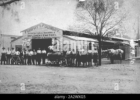 Negativo - Shepparton, Victoria, 1895, lavoratori di fronte Furphy di fonderia. Vi è un acqua Furphy carrello nella parte anteriore dei lavoratori Foto Stock